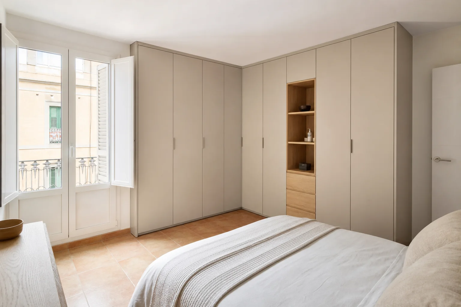 Armarios a medida para pared irregular en Benahavís